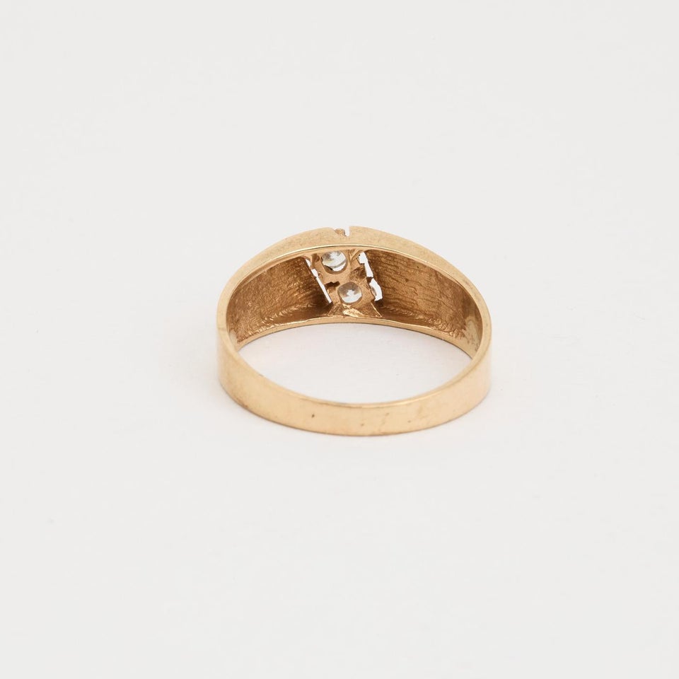 Ring i 8 karat med en Zirkonia str. 56