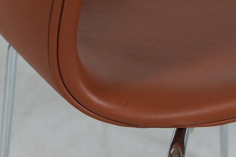 Arne Jacobsen

7'er stol 3107
Nevada
Mørk cognac...