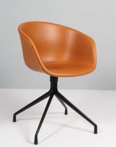 Polstring af Hay AAC21 About A Chair armstol, nybetrukket cognac silk anilin.