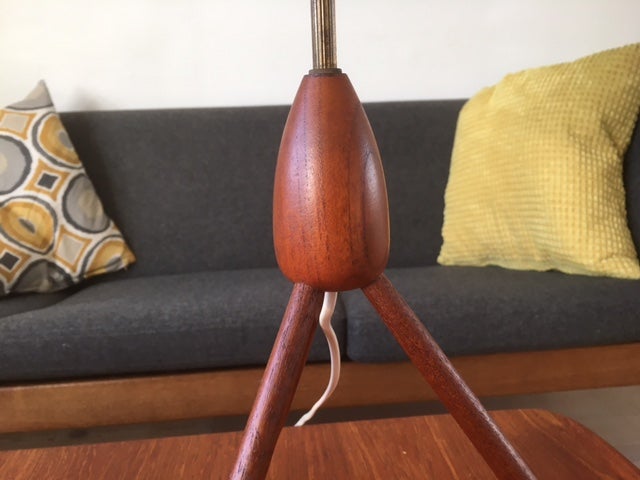 Teak bordlampe med skærm