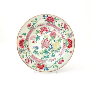 Tallerken - Een famille rose bord met rijk polychroom floraal decor - Yongzhe...