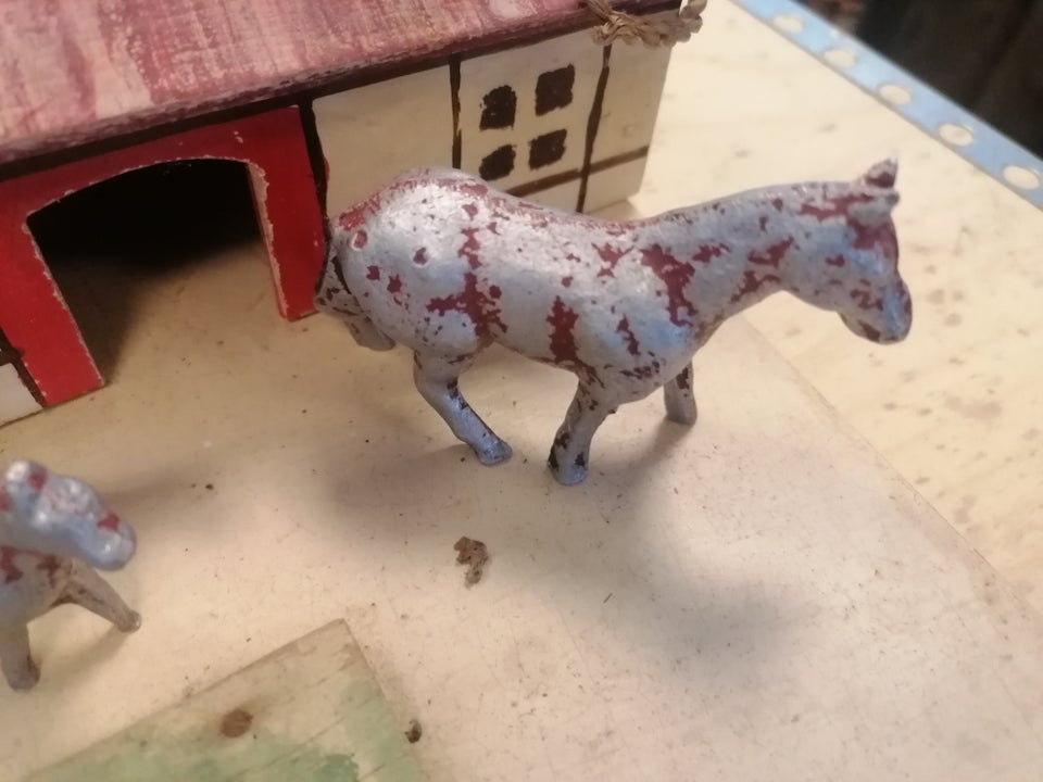 Gammel Bondegård med metal dyr