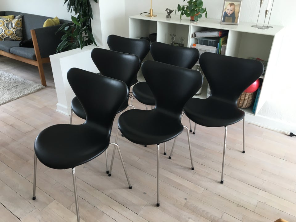 Arne Jacobsens 3107 stole i forskellige farver p...