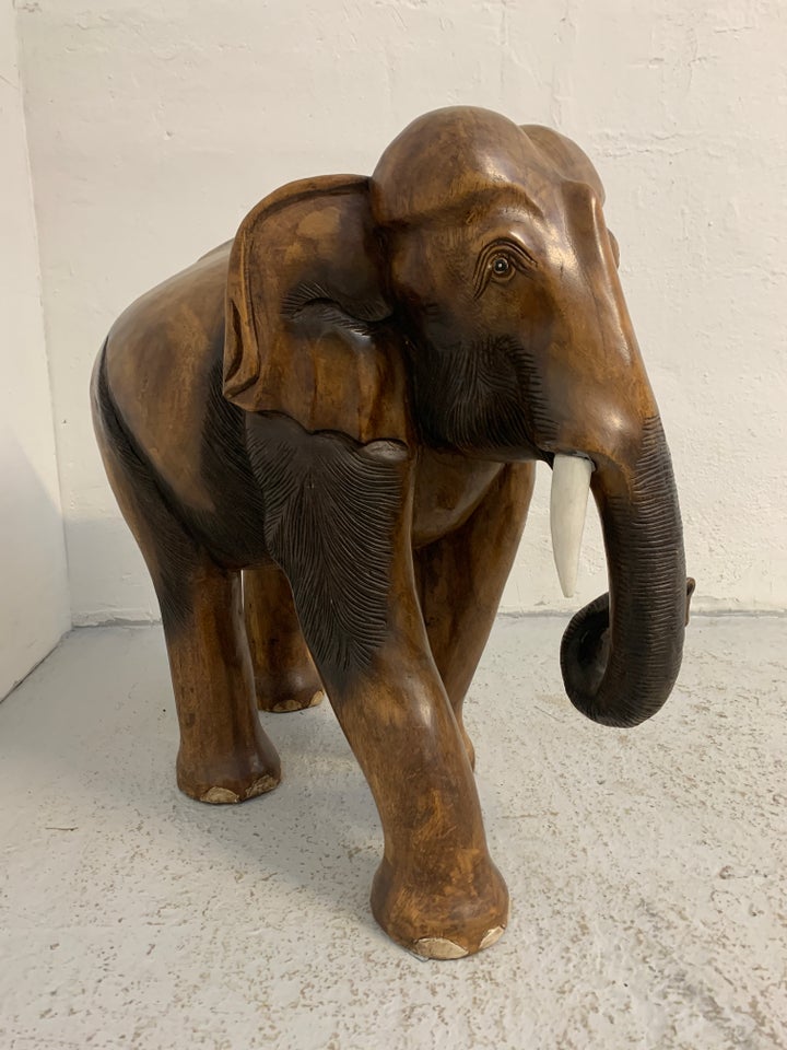 Elefant, træskulptur, L:74 x B:41 x H:69 cm.