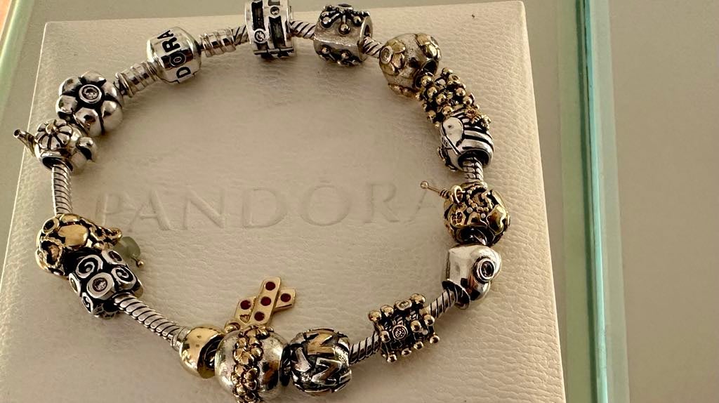 Pandora armbånd guld og sølv