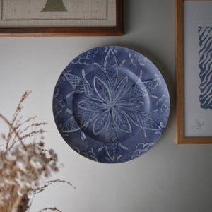 Stor blå platte med motiv, platter, porcelænsplatte, vægkunst, vægplatte