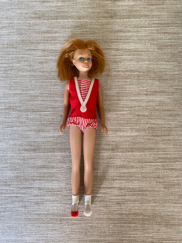 Skipper Barbie i æske med tøj