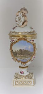 Royal Copenhagen. Porcelæns ægvase med putti. Motiv : Botani