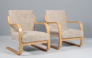 Alvar Aalto par frisvinger lænestole af birk samt lammeskind.