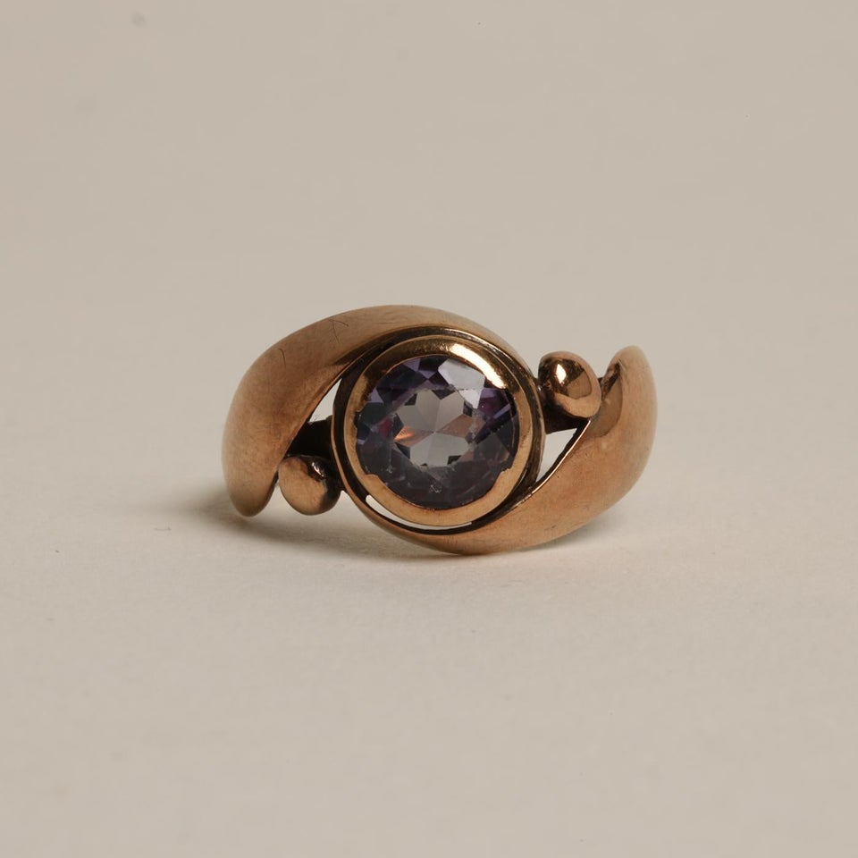 Statement ring i 14 karat med en syntetisk safir...