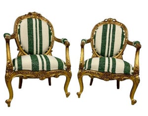 Armstol (2) - Par lænestole i Napoleon III-stil: elegance betrukket med James...