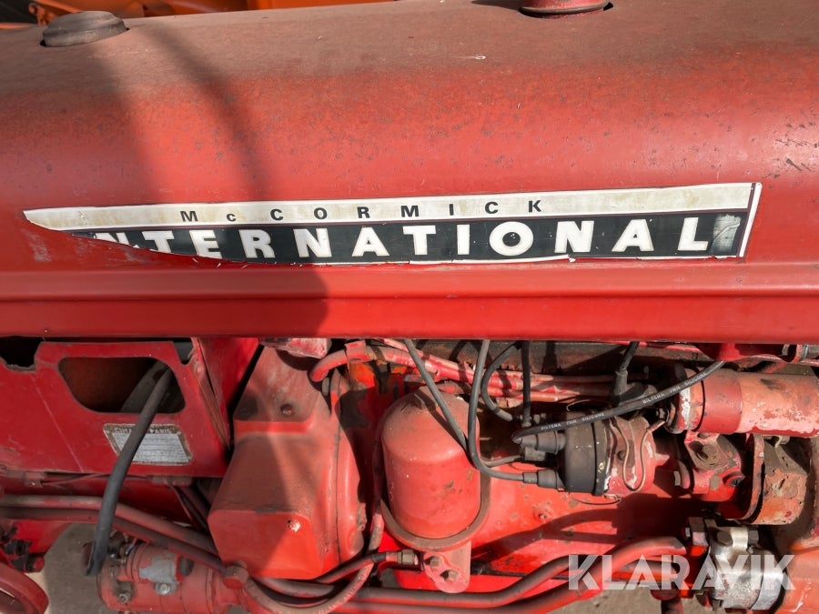Traktor McCormick International FU 235