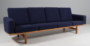 Hans J. Wegner. Fire-pers. sofa af eg, model GE-236/4, Hallingdal fra Kvadrat