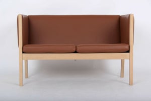 Hans J. Wegner sofa model GE285. Nypolstret på fabrikken. 