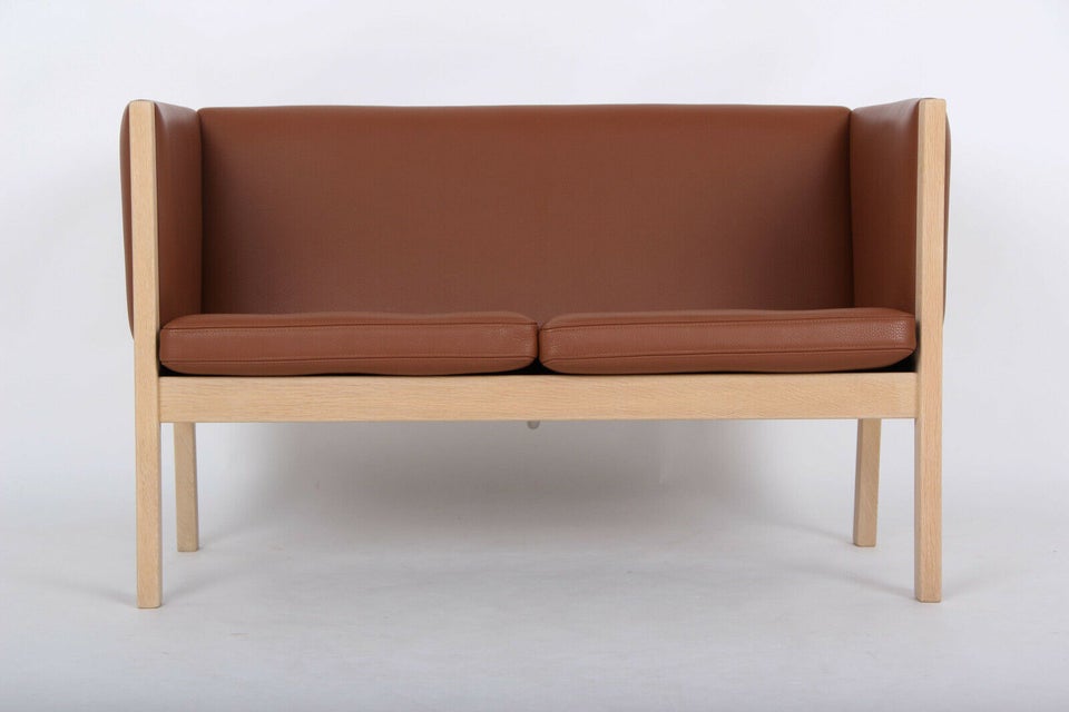 Hans J. Wegner sofa model GE285. Nypolstret på f...