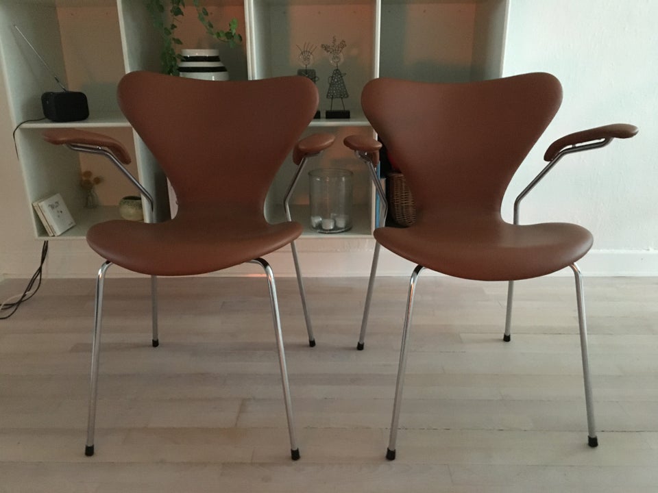 Arne Jacobsens 3107 stole i forskellige farver p...