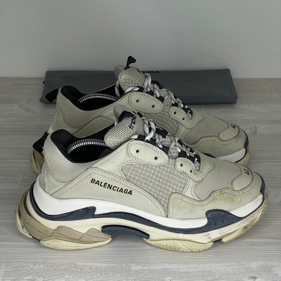 Balenciaga Sneakers, 'Beige' Triple S (42) – og Salg af Nyt og Brugt